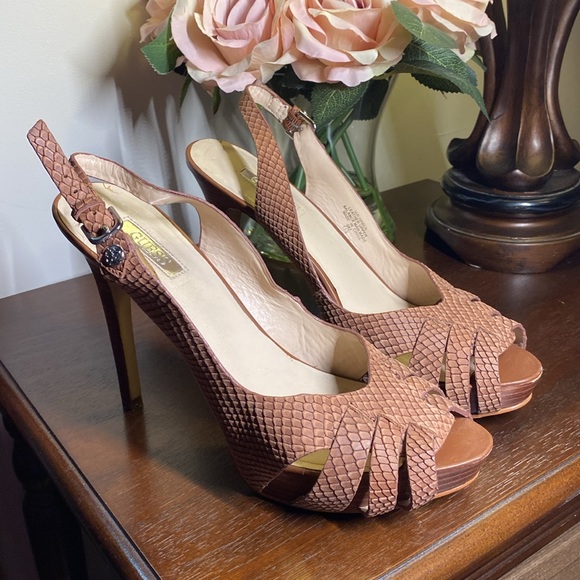 Guess heels. Size 9. Color is light brown - Picture 2 of 8